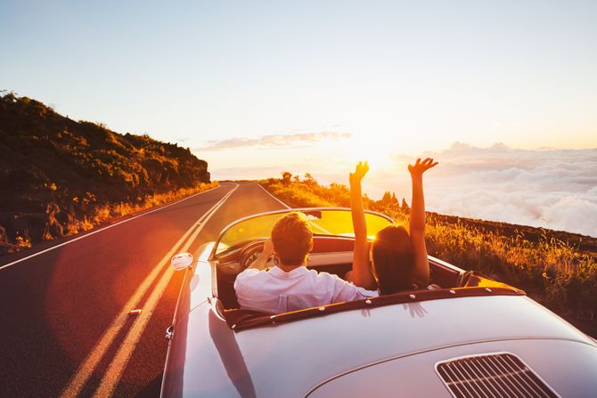 Vožnja, leto, par dvoje, automobil, kabriolet Vožnja, leto, par dvoje, automobil, kabriolet