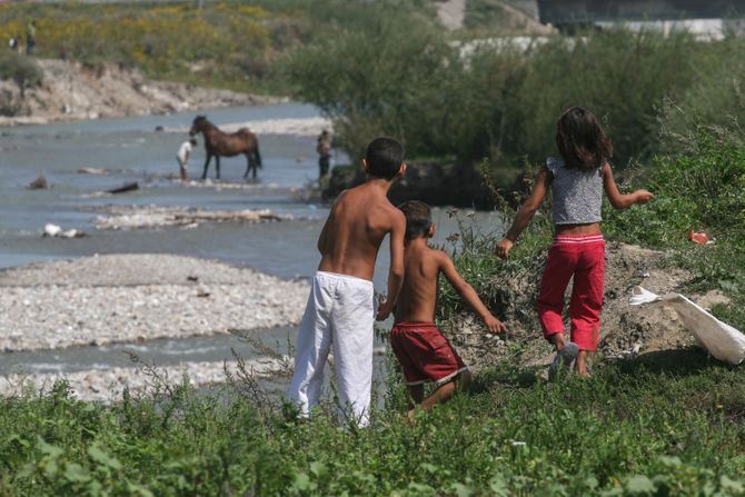 romska deca romi, igra, reka, konj