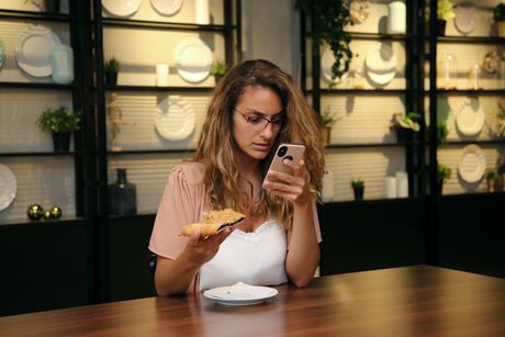 Gledanje u telefon tokom jela