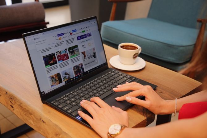 ASUS ZenBook 14 UX425 ASUS ZenBook 14 UX425