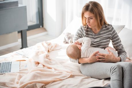 Mama drži bebu beba Mama drži bebu beba