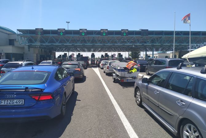 Državljani Srbije od sinoć zaglavljeni u kolonama na Horgošu: Ostajemo bez vode, nepodnošljivo je - Vimarsana News