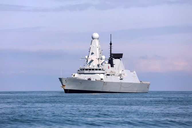 Britanski razarač HMS Defender