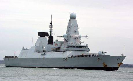 Britanski razarač HMS Defender