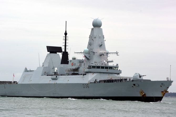 Britanski razarač HMS Defender