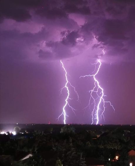 Unreal lightning bolts above Vrbas once again: Incredible purple sky ...