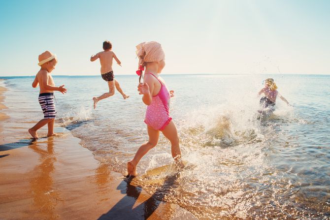Deca, kupanje, plaža, letovanje, leto Deca, kupanje, plaža, letovanje, leto