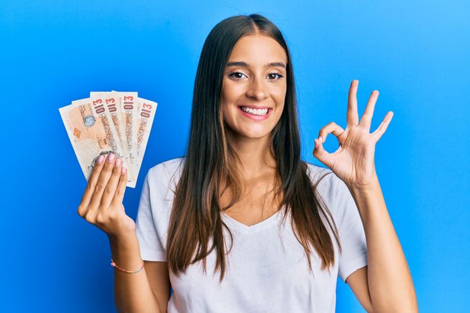 Žena devojka drži pare osvojen novac funte Žena devojka drži pare osvojen novac funte