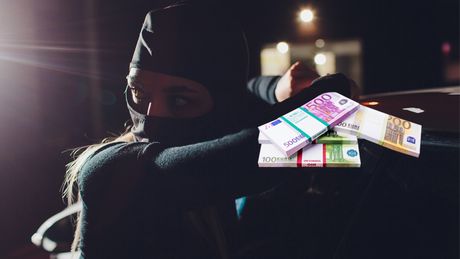 Žena lopov pljačka krađa novac pare evri