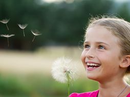 Devojcica, maslačak, cveće