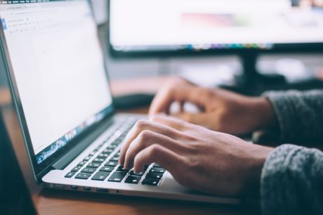 kompjuter, kucanje po tastaturi kompjuter, kucanje po tastaturi