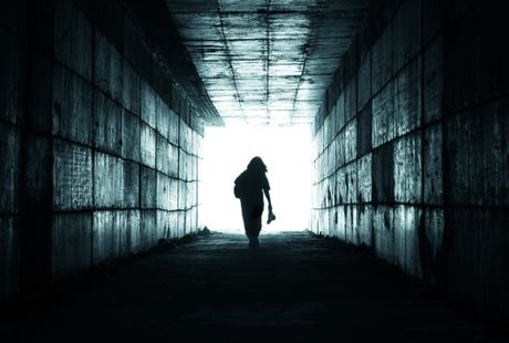 Devojka u tunelu, prolazu, mrak, strah, devojku proganja proganjaju