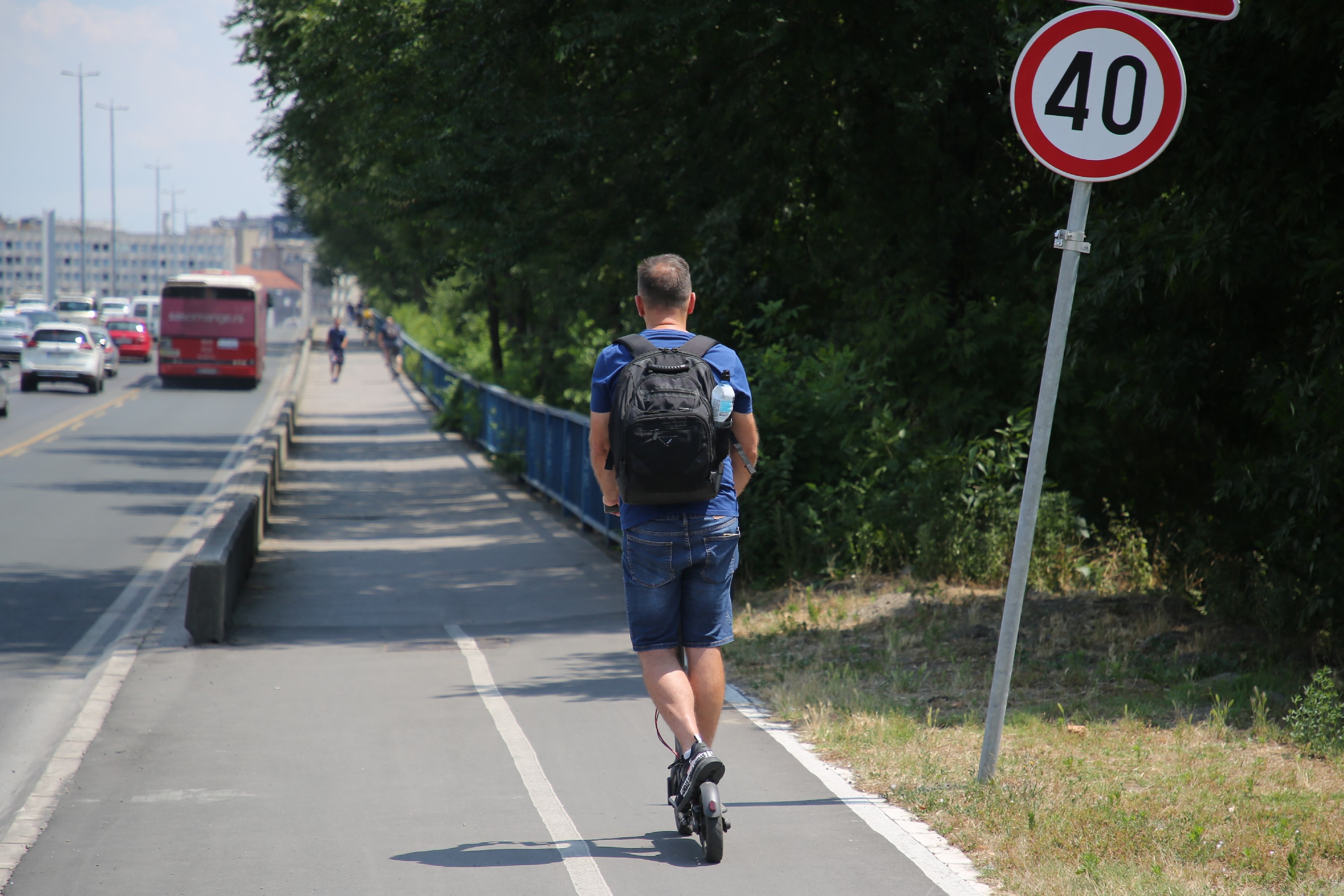 Gori srpski asfalt: Ako ovako punite i vozite električni trotinet na +35°C, možete izazvati havariju!