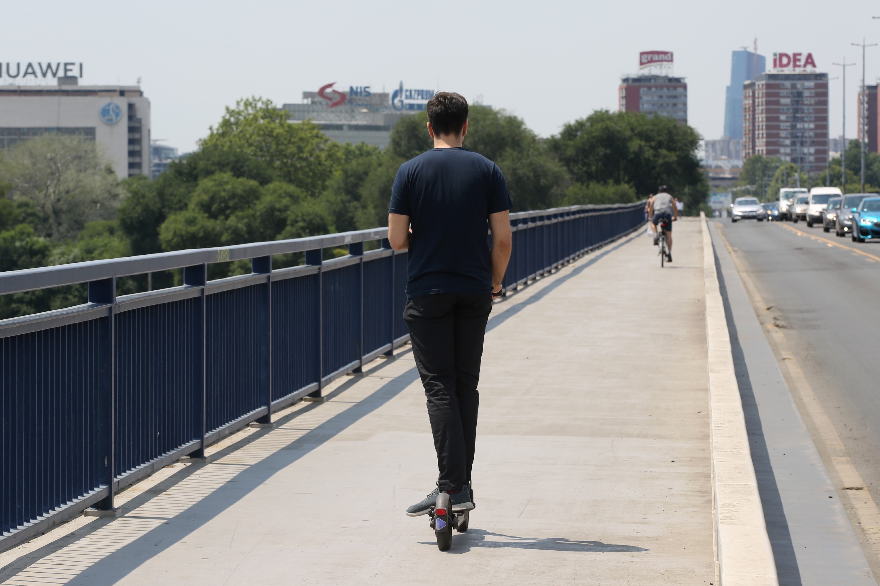 MUP upozorava vozače električnih trotineta: Kolovozom mogu da se kreću samo u ovom slučaju