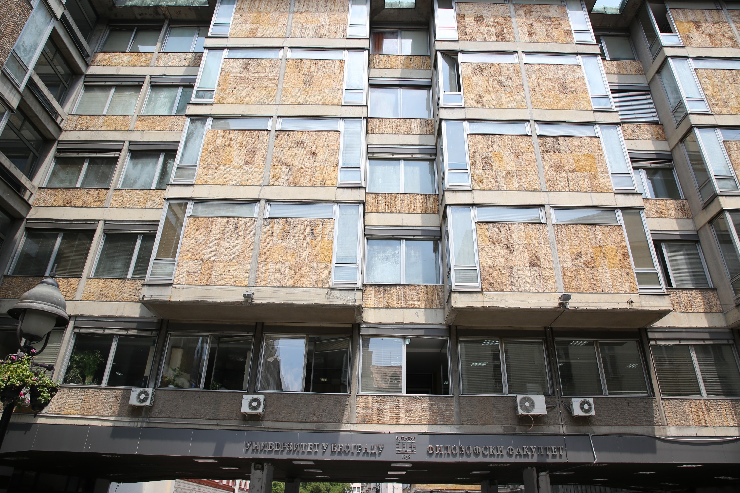 Incidenti ispred Rektorata, učesnici protesta nasrnuli na policiju