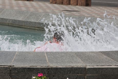 Kupanje u fontani, Trg Nikole Pašića