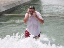 Kupanje u fontani, Trg Nikole Pašića