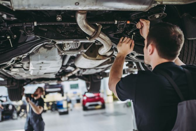 Automehaničar, auto servis Automehaničar, auto servis