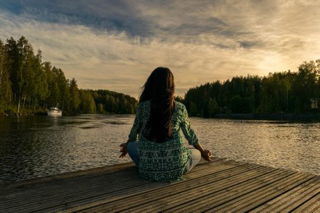 Meditacija, žena meditira