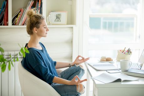 Žena devojka posao meditacija koncentracija Žena devojka posao meditacija koncentracija