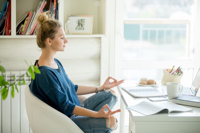 Žena devojka posao meditacija koncentracija