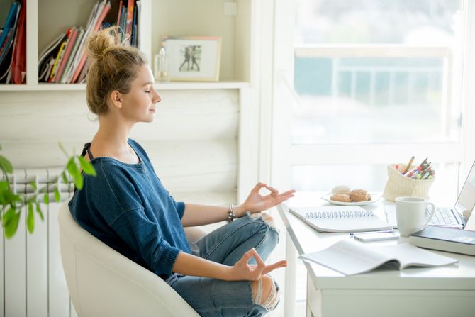 Žena devojka posao meditacija koncentracija Žena devojka posao meditacija koncentracija