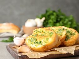 hleb, zapečeni hleb, hleb sa belim lukom