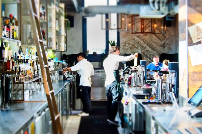 bar, kafić, barmen, konobar