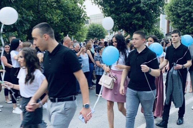 "Naše malo, nekom znači život": Maturanti iz Pirota se odrekli odela, novac dali za pomoć bolesnima - Vimarsana News