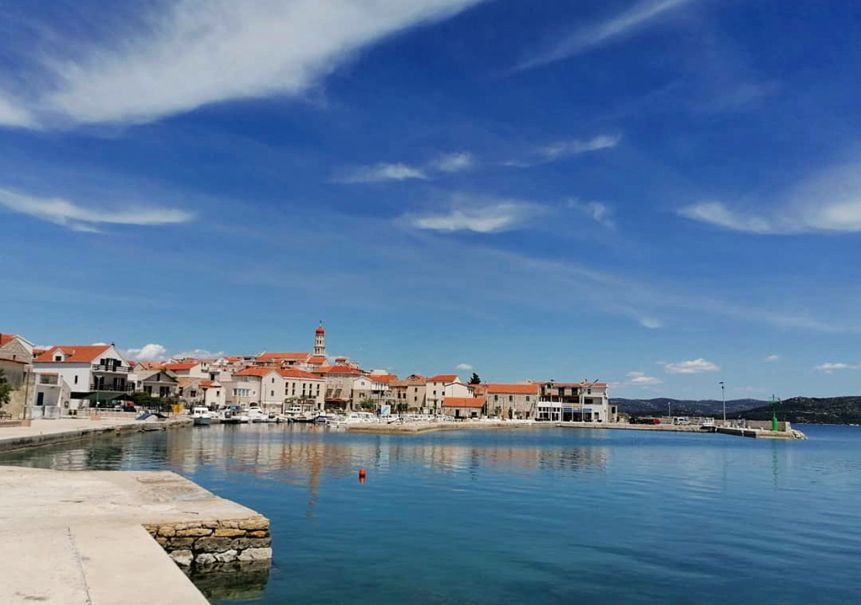 "Fekalije u moru, teško je naći plažu za kupanje, svuda otpad..." Poražavajuća situacija na hrvatskom ostrvu