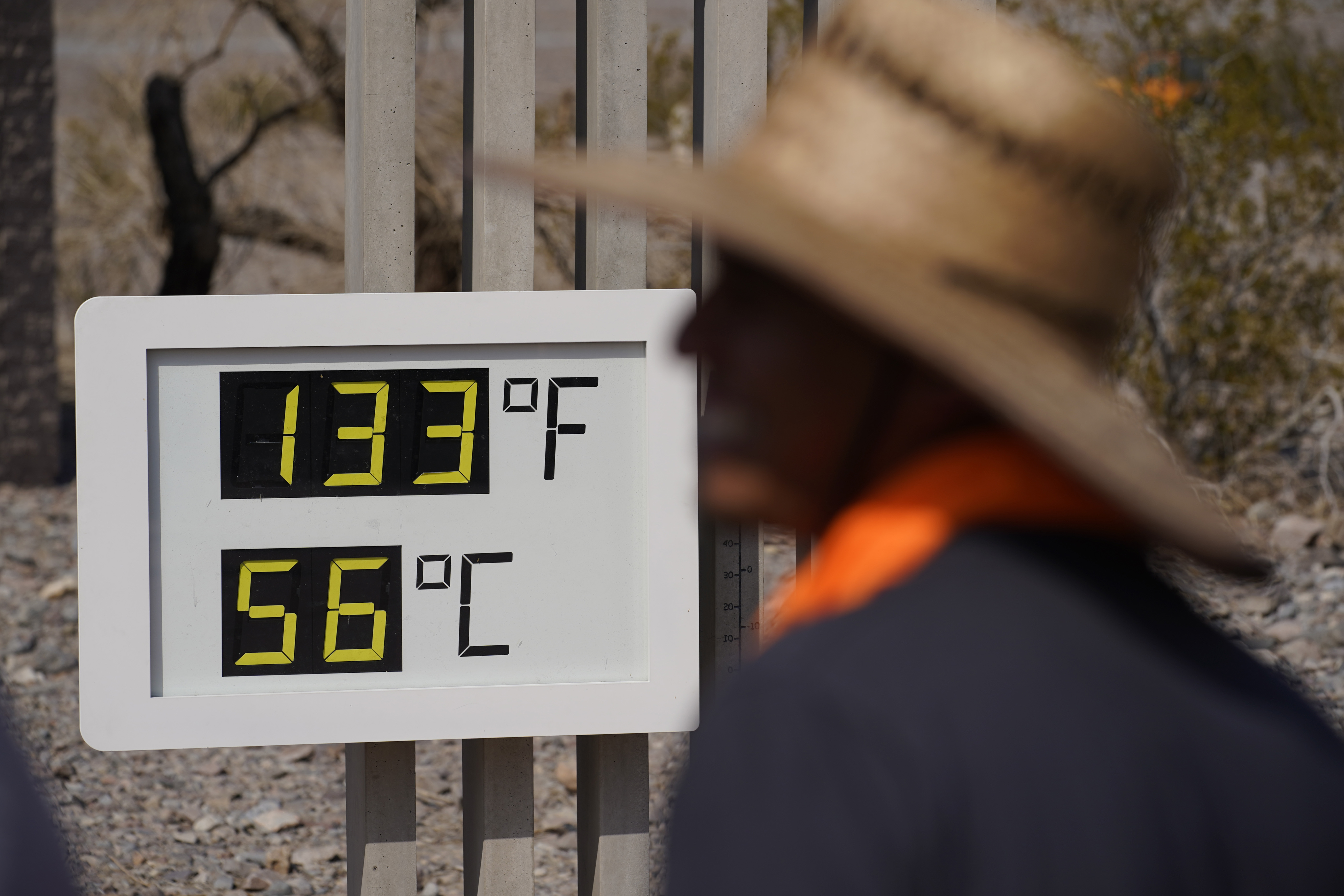 Temperatura prešla 53°C! Ovde ne smete duže od 10 minuta na otvorenom: Pogledajte neverovatan snimak