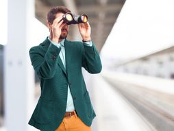 muškarac drži dvogled