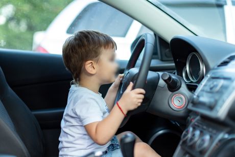Dete mali dečak vozi auto