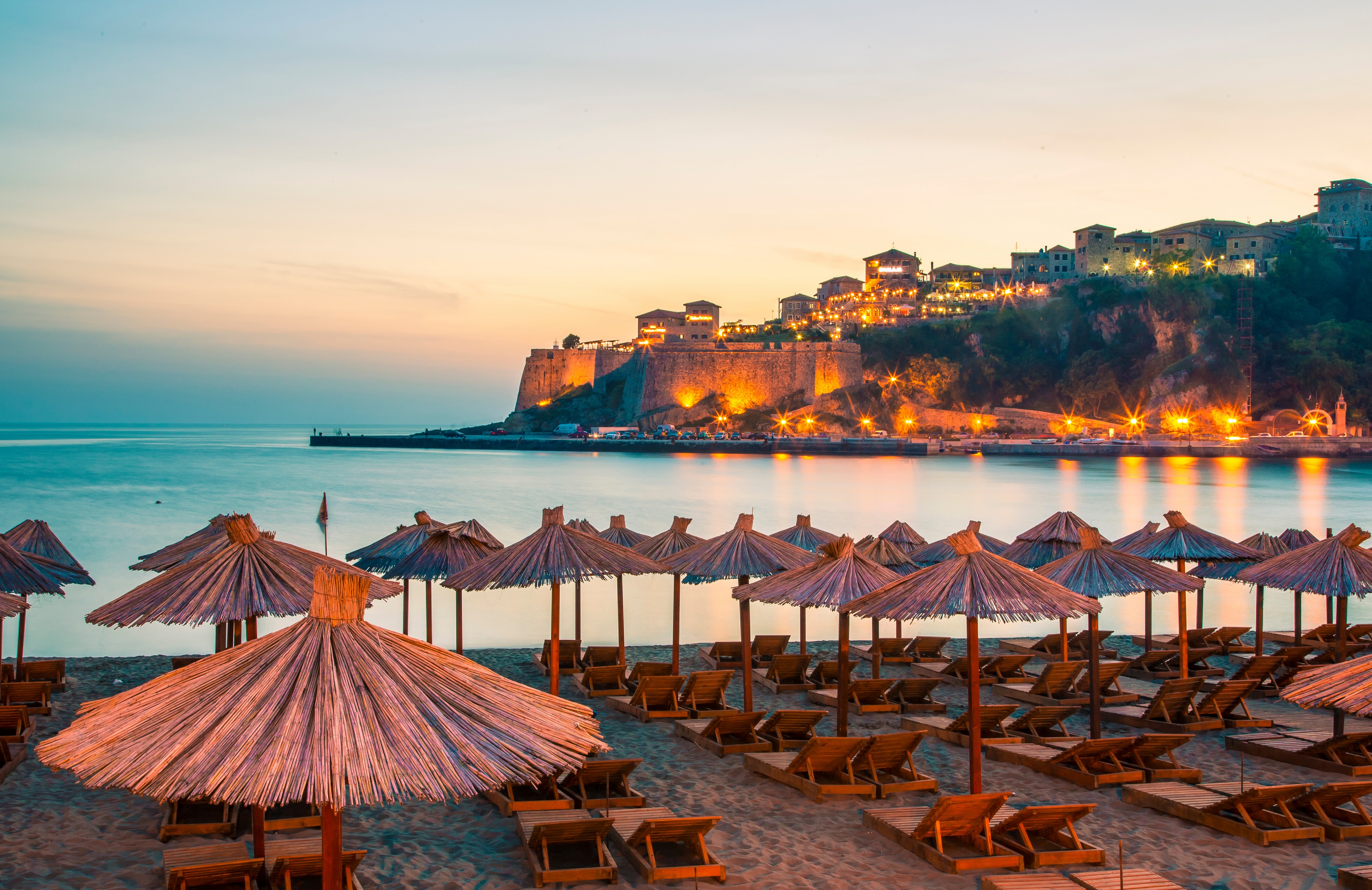 Paprene kazne ovog leta u Crnoj Gori: Evo koliko ćete platiti ako vas van plaže zateknu u kupaćem!