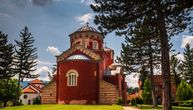 Prepoznatljiv po boji, ovaj srpski manastir specifičan je po još nečem