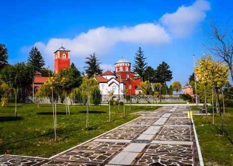 Manastir Žiča je prepoznatljiv po boji - Ona.rs