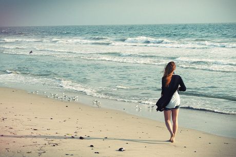 Žena plaža šetnja Žena plaža šetnja