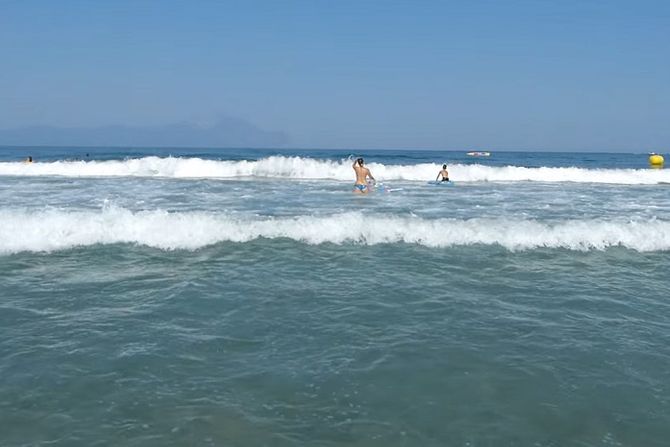 Sarti, Grčka, talasi Sarti, Grčka, talasi
