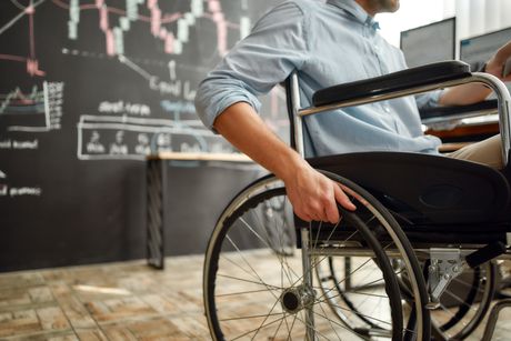 Invalidska kolica, radnik u invalidskim kolicima, osoba, osobe sa invaliditetom