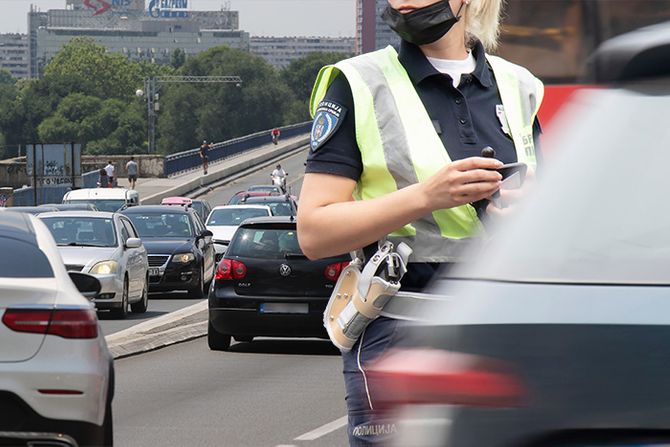 Saobraćajna policija, Brankov most, policajka