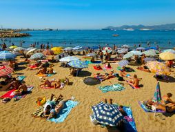 Plaža gužva peškiri suncobrani letovanje