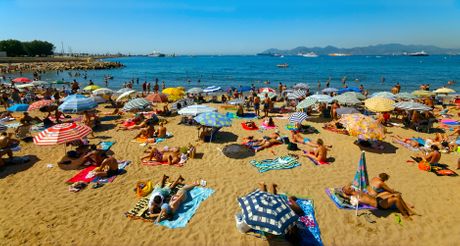 Plaža gužva peškiri suncobrani letovanje