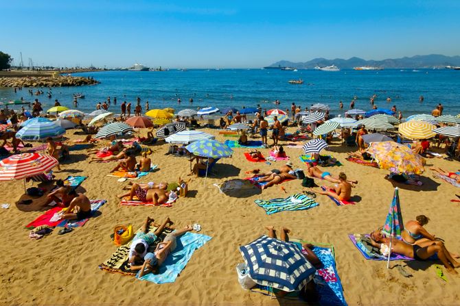 Plaža gužva peškiri suncobrani letovanje