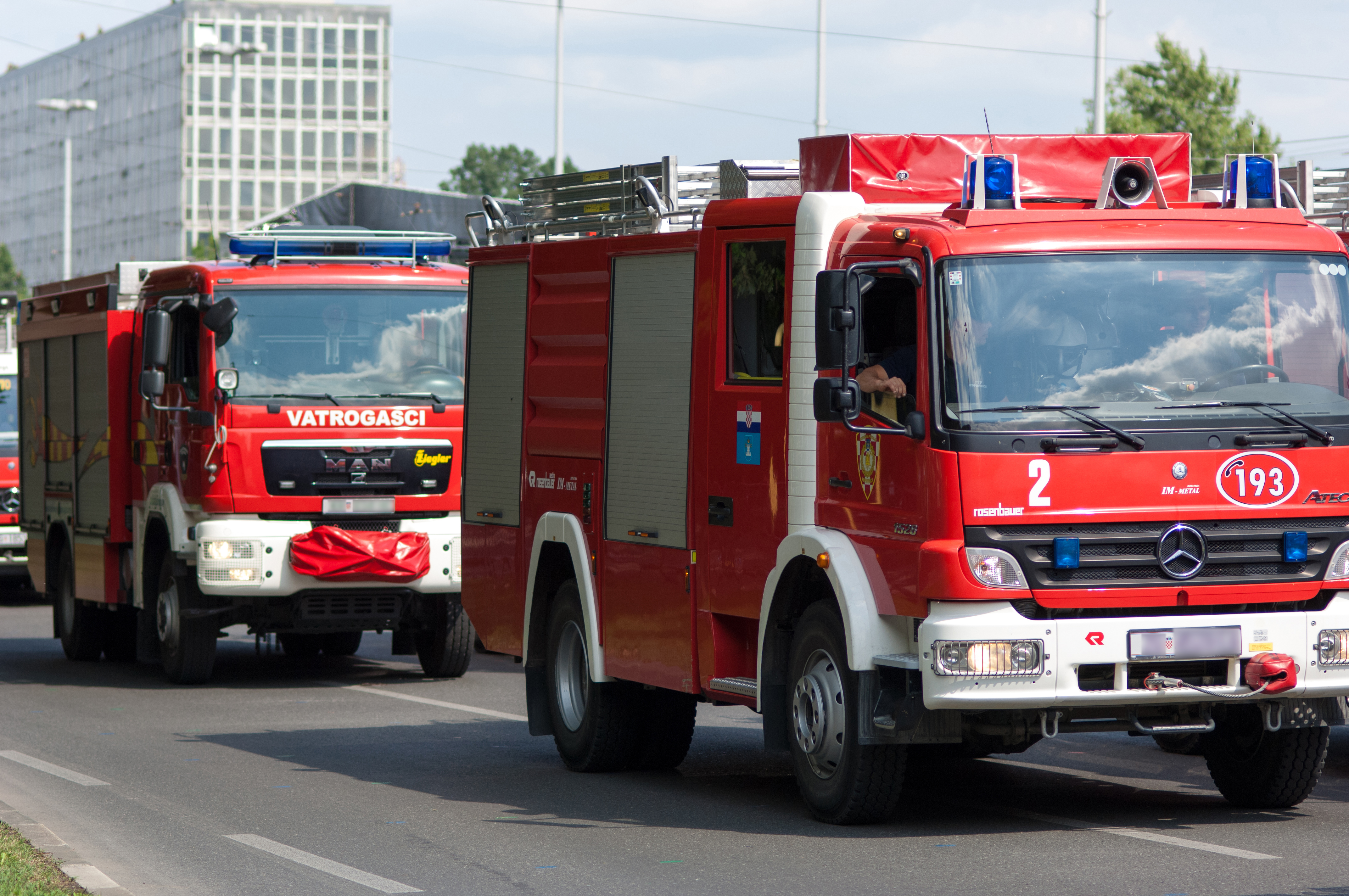 Poznato zašto su vatrogasci dojurili u centar Novog Sada: Građani se okupili i nemo posmatraju prizor