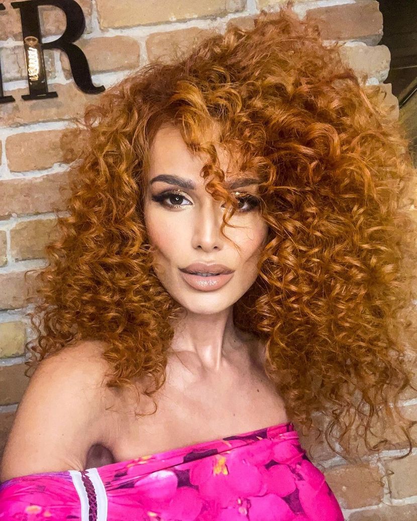 Indi Aradinović peva, a oko glave hrpa novčanica - Telegraf.rs