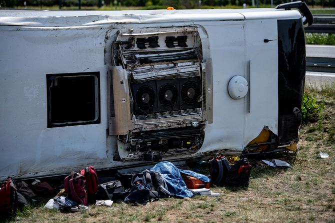 Nemačka Berlin saobraćajna nesreća, prevrnut autobus