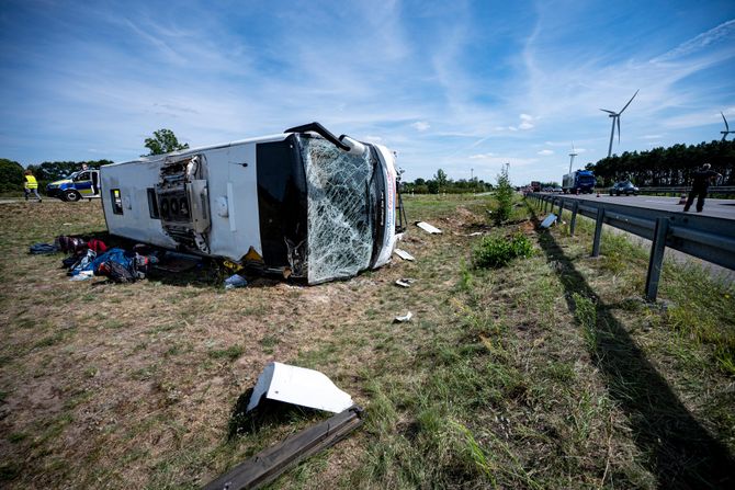 Nemačka Berlin saobraćajna nesreća, prevrnut autobus