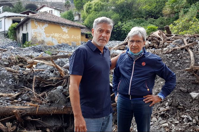 Džordž Kluni išao od kuće do kuće i pomagao ljudima u saniranju štete uzrokovane jezivim poplavama - Vimarsana News