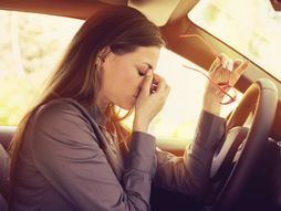 Vozač, vožnja, vrućina zena za volanom, glavobolja, tuga, mucnina