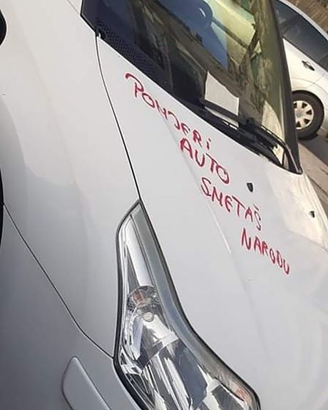 Poruka na automobilu napisana karminom Poruka na automobilu napisana karminom